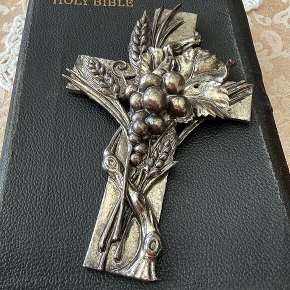 Vintage Arthur Court Pewter Cross with 3D Wheat and Grapes - Picture 1 of 11